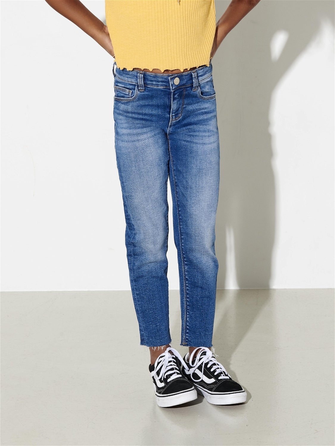 KONEMILY Mittlere Taille Gerade geschnitten Jeans Medium Blue Denim
