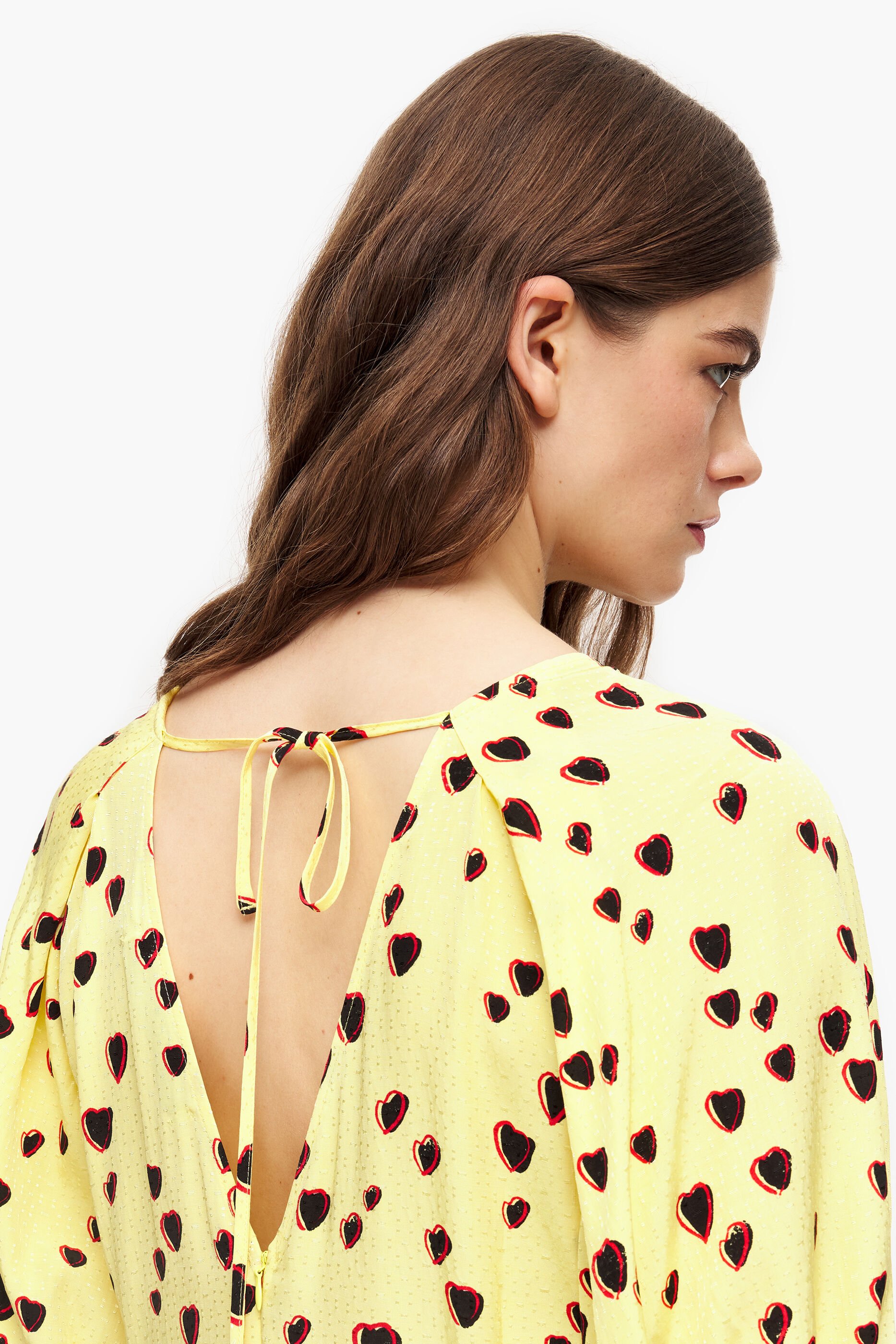 Vestido midi evasê com estampa de pequenos corações em amarelo.