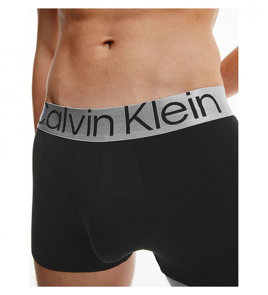 Conjunto com 3 cuecas boxer clássicas Calvin Klein nas cores branca, cinza e preta.