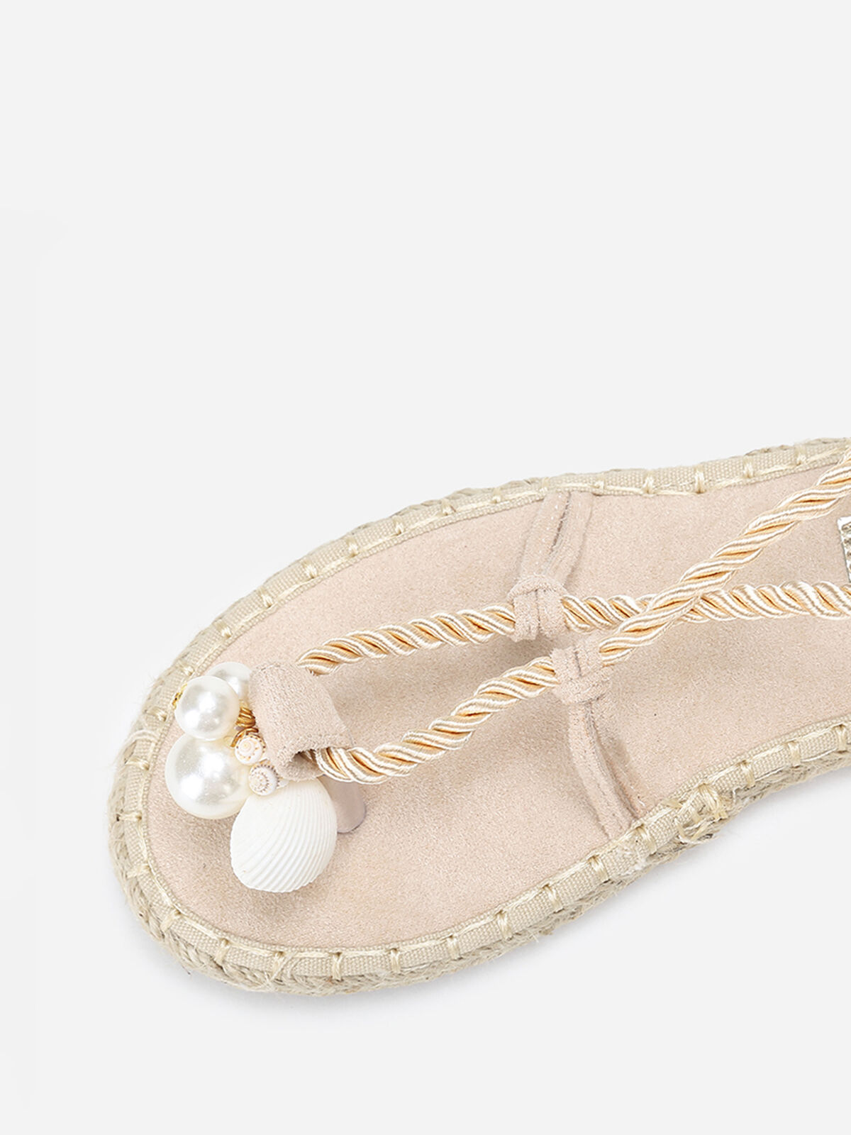 Nu-pieds en suédine à perles et coquillages- Beige