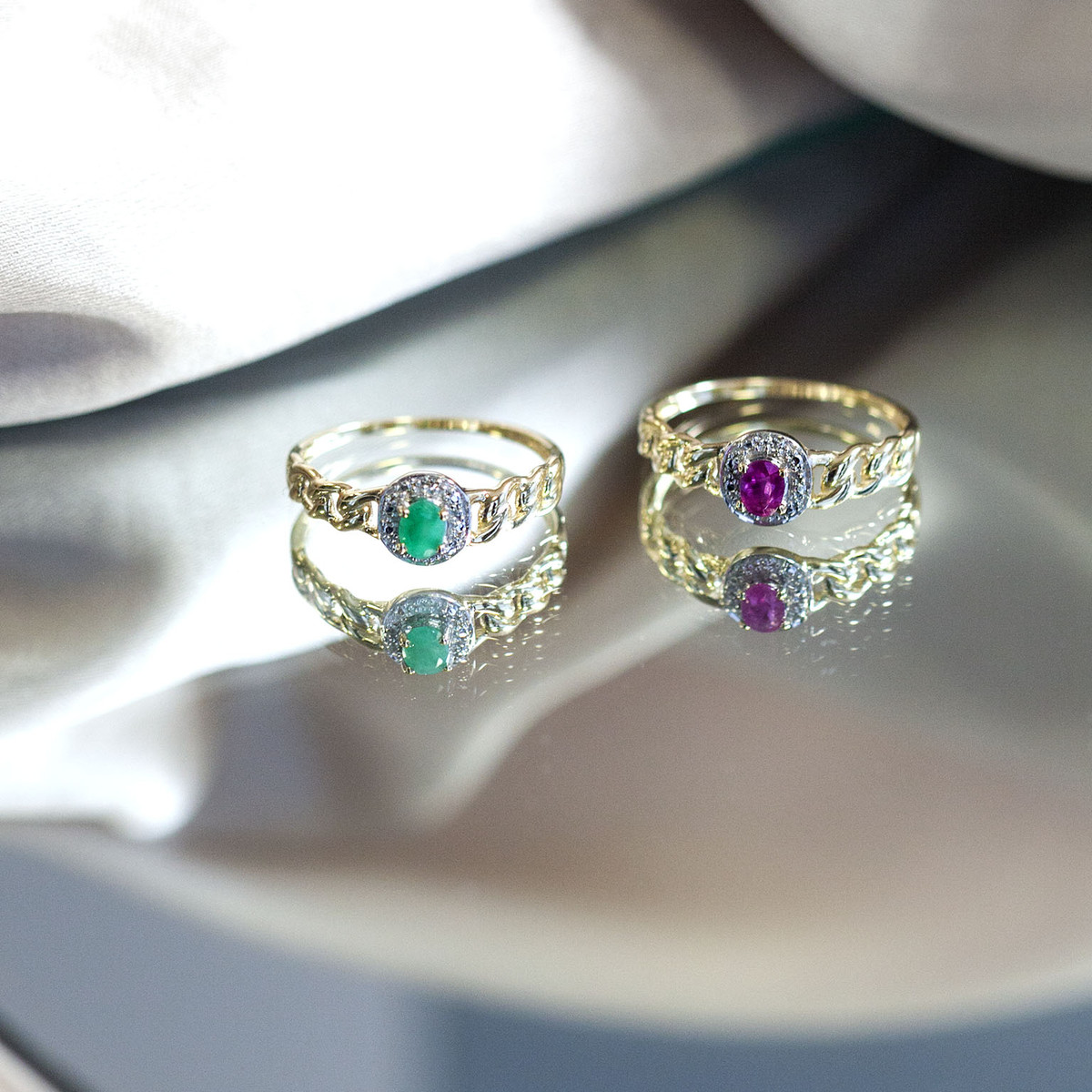 Bague or 375 2 tons, rubis et diamants, motif maille gourmette