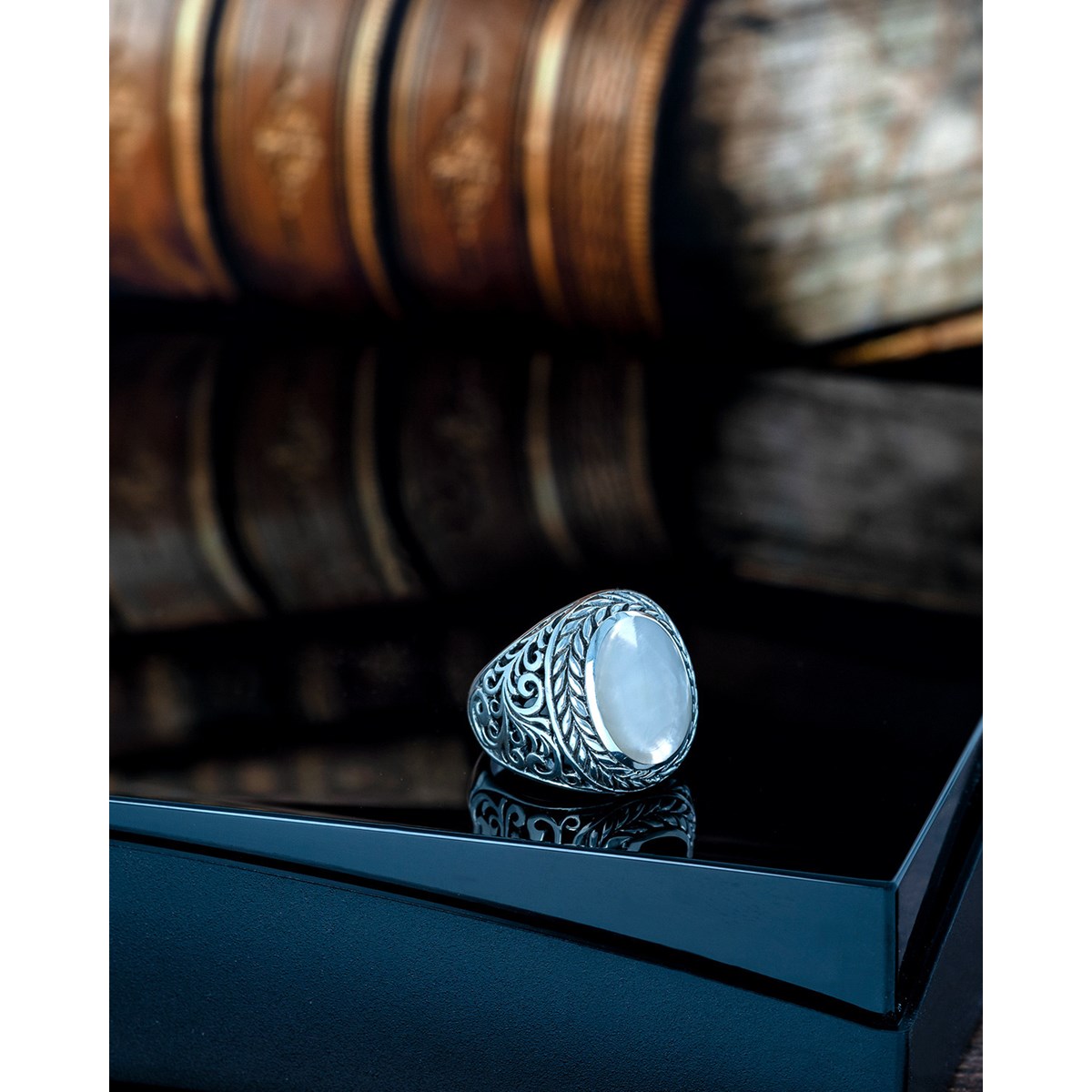 Bague Chevalière Homme en Argent Massif Vieilli avec Nacre Blanche | Aden