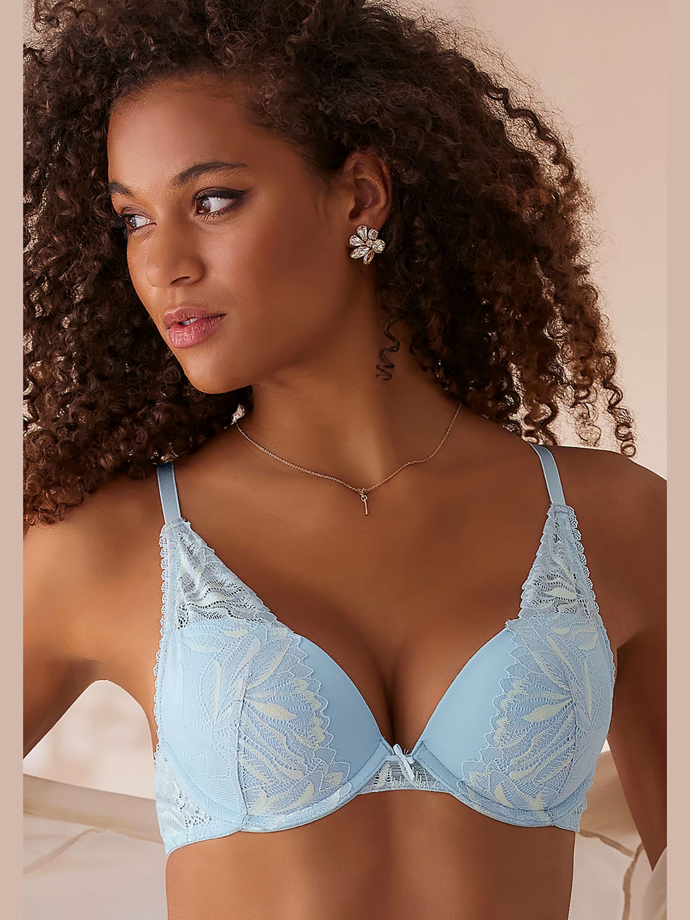 Soutien-gorge super push-up féminin avec coques sans couture et coussinets intégrés