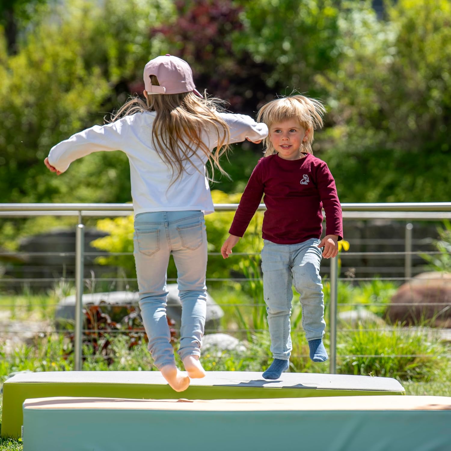 Betzold - Outdoor Hüpfpolster XL – 140 x 90 x 21 cm – Wetterfestes Sprungkissen für Kinder, rutschfest, für Garten & Terrasse