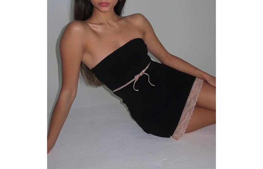 Sugarcoat - Strapless mini-bodyconjurk met lintaccent en kant