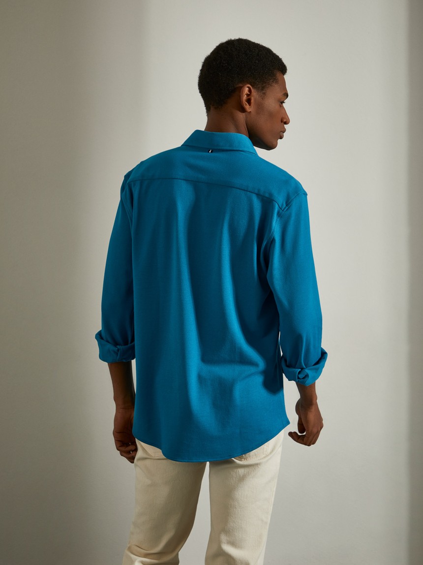 Camisa slim fit em malha piqué com carcela de polo