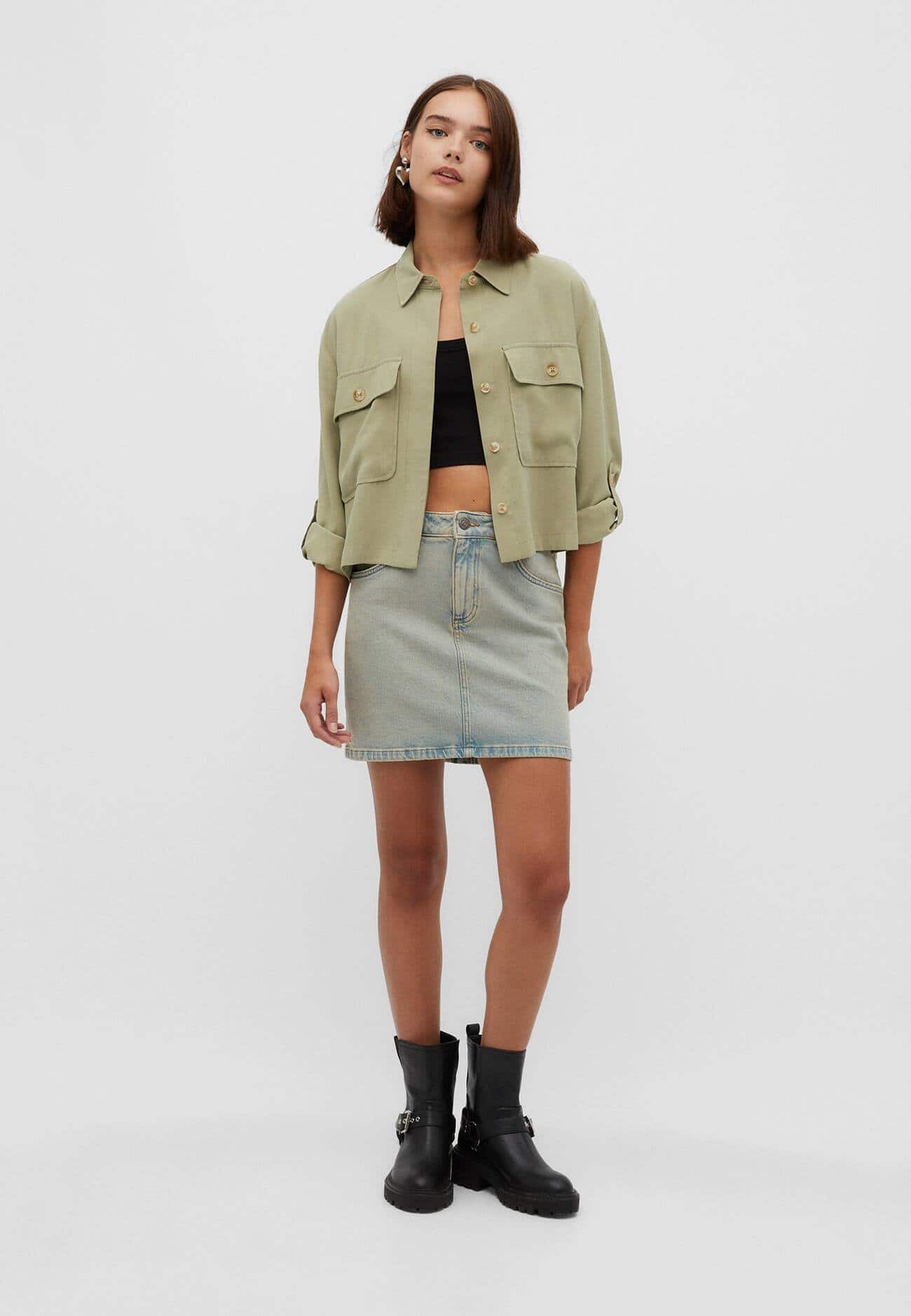 Blusa cropped fluida com bolso.