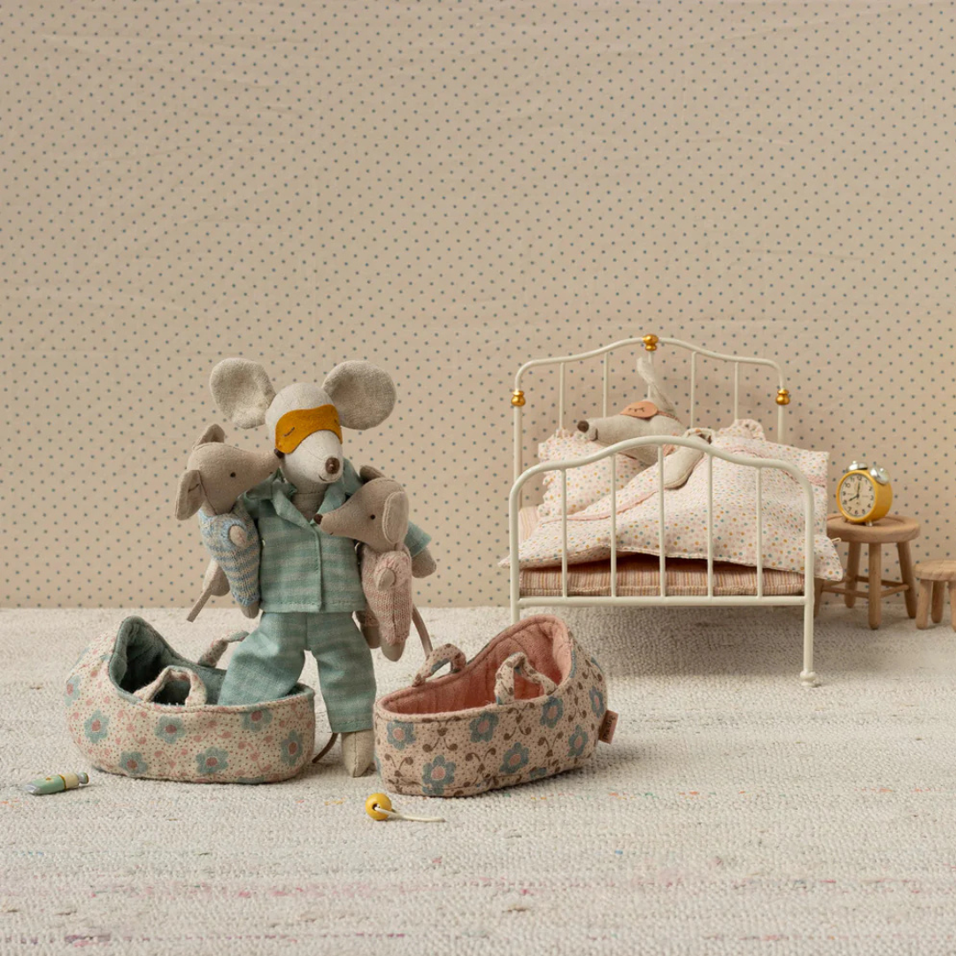 maileg knuffelmuis babymuis in poppenreiswieg - rose - 9,5 cm