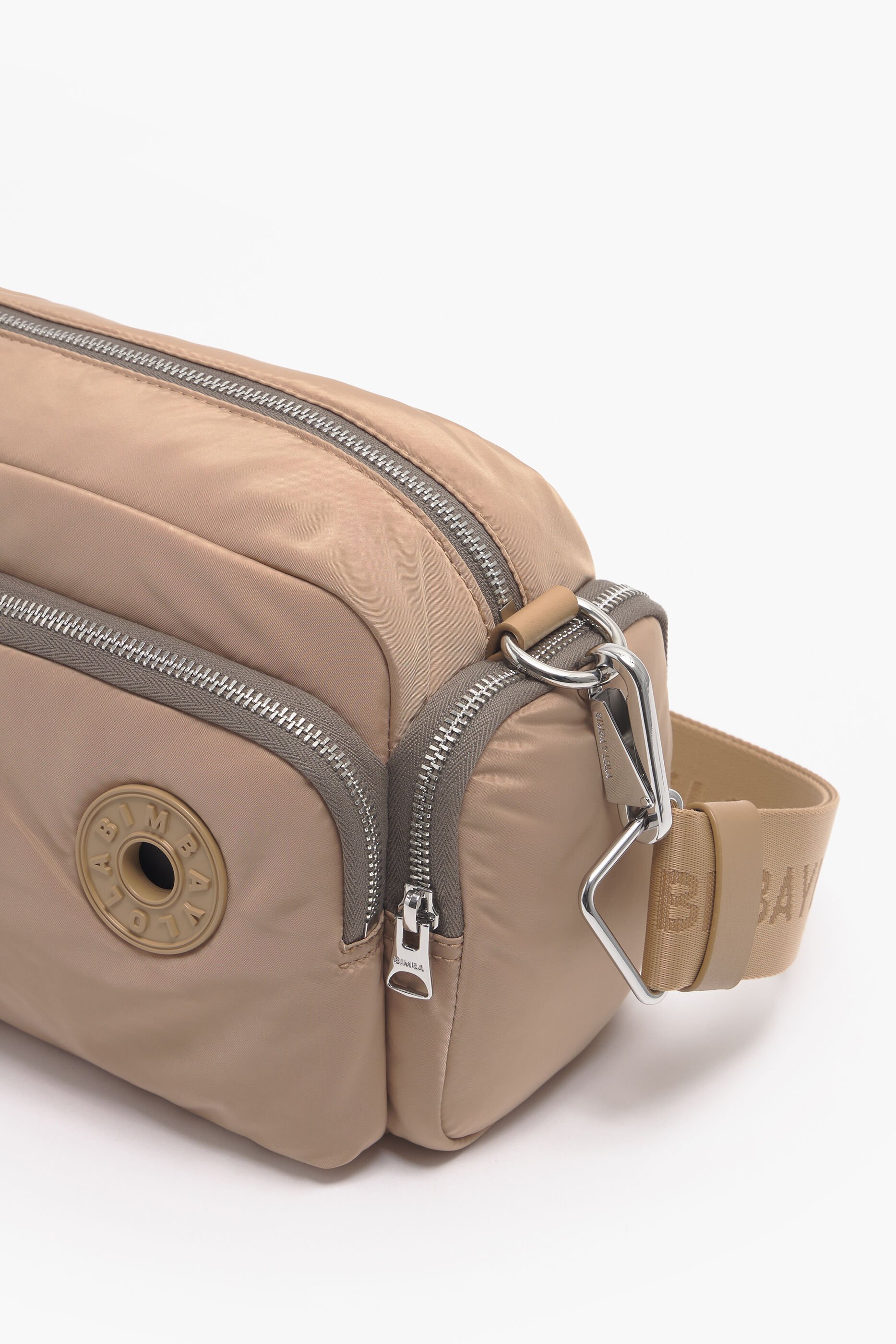 Bolsa de ombro média em nylon cor camelo