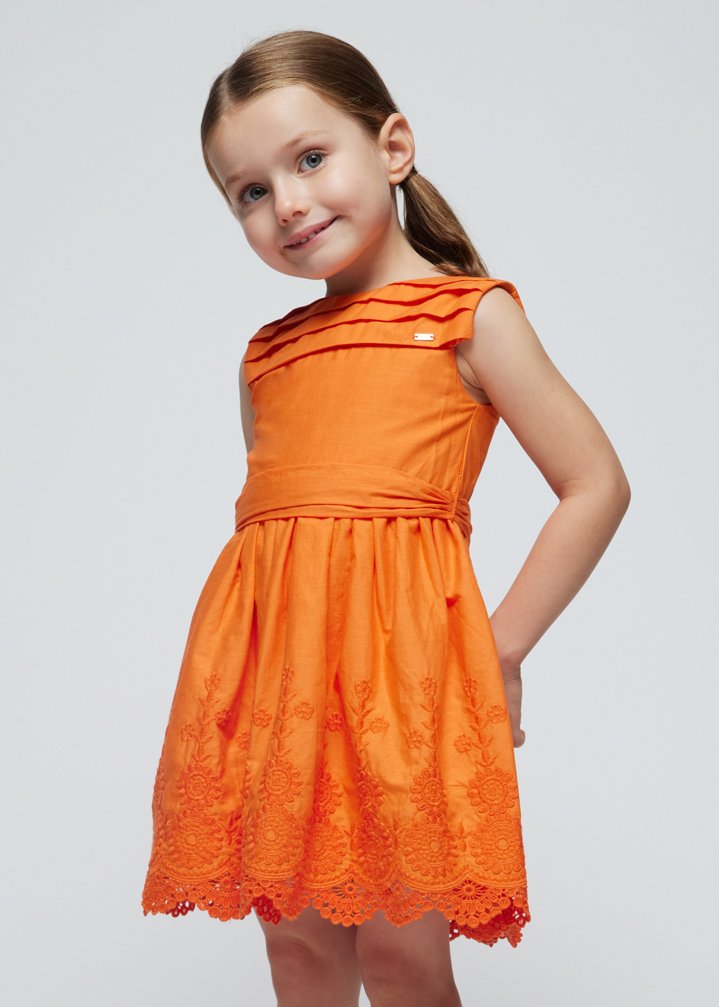 Vestido bordado Better Cotton para meninas, cor fúcsia.