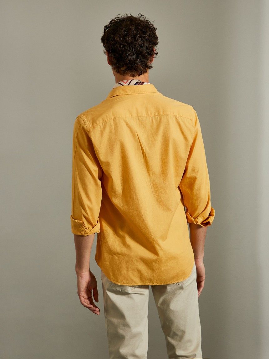 Camisa slim fit em tecido popelina