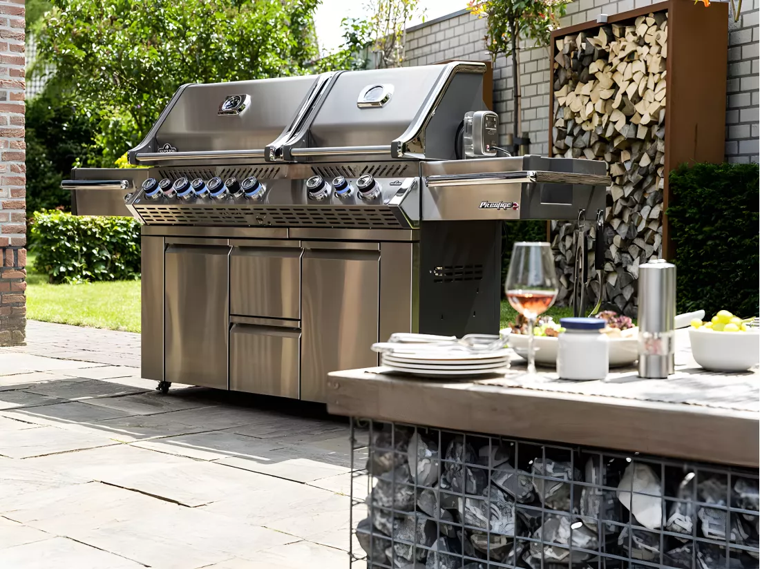 Barbecue à gaz Prestige Pro 825 4 brûleurs + 2 Sizzle Zone + brûleur arrière + fumoir - Napoleon