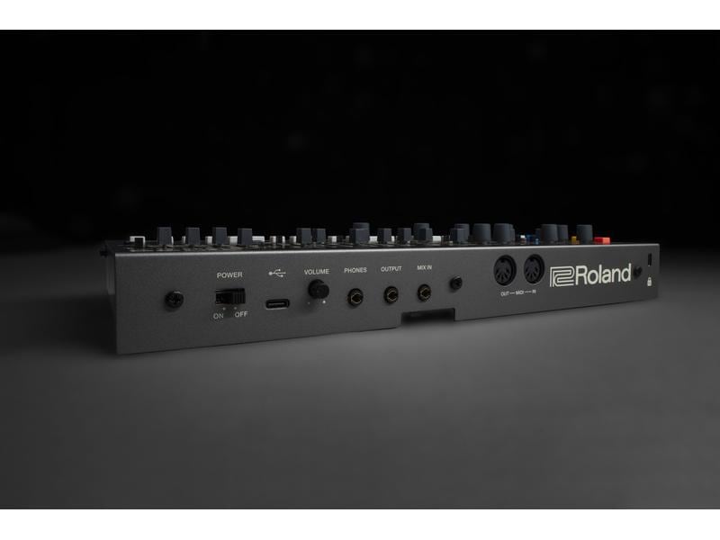 Roland Synthesizer JX-08 Authentischer JX-8P Sound mit originalem Spiel- und Klangerzeugungsverhalten
