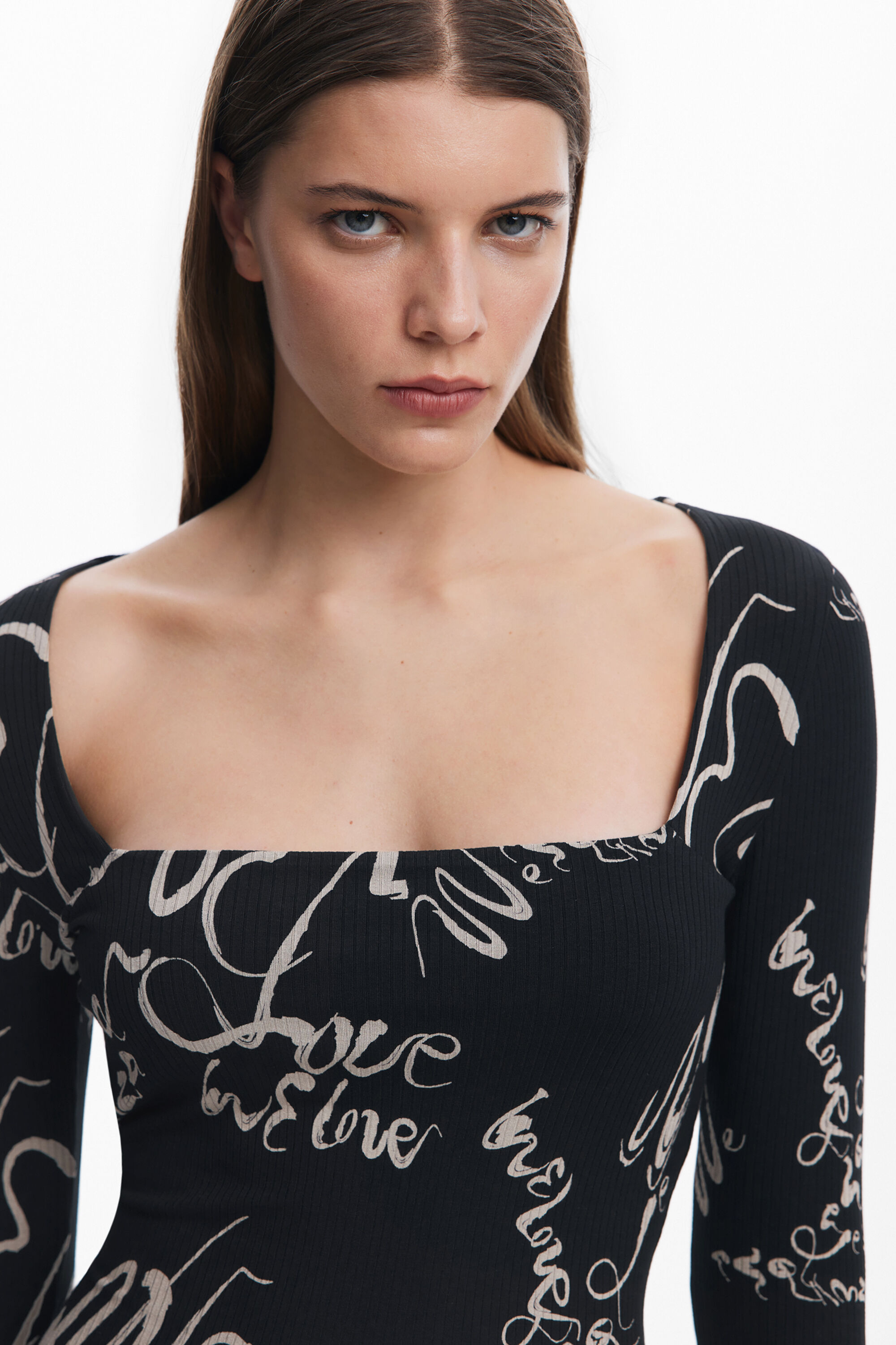 Vestido com decote quadrado e estampa de letras.