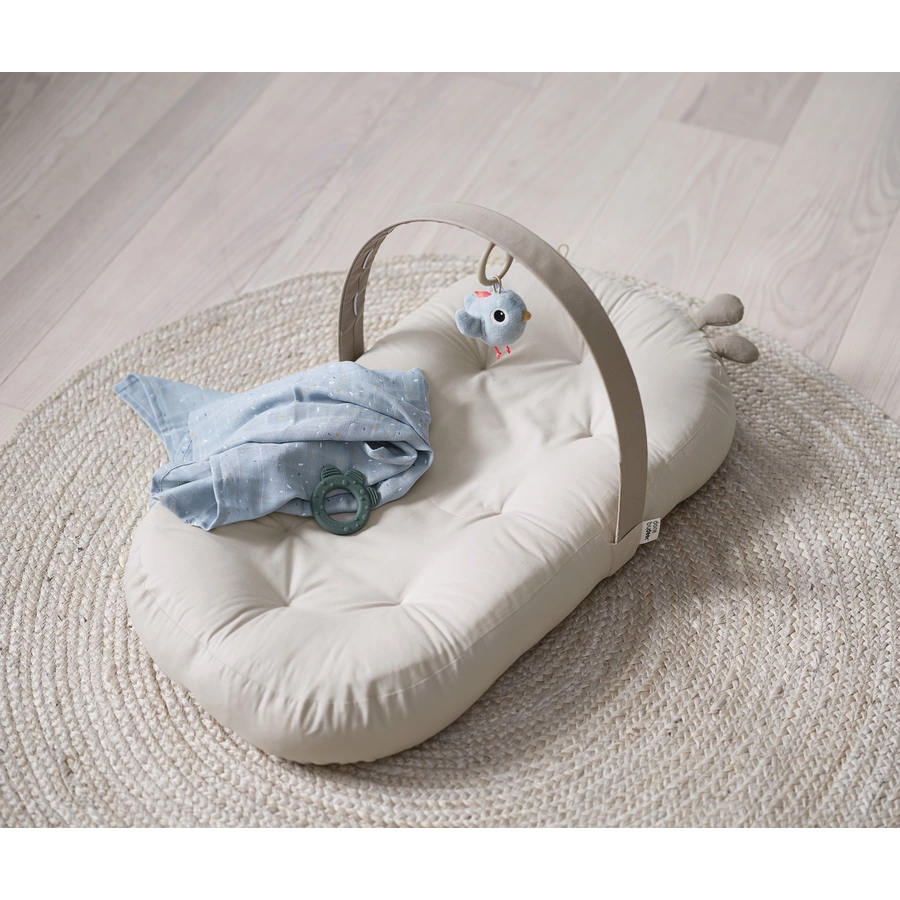 Done by Deer™ Babynest mit Aktivitätsbogen Raffi Sand
