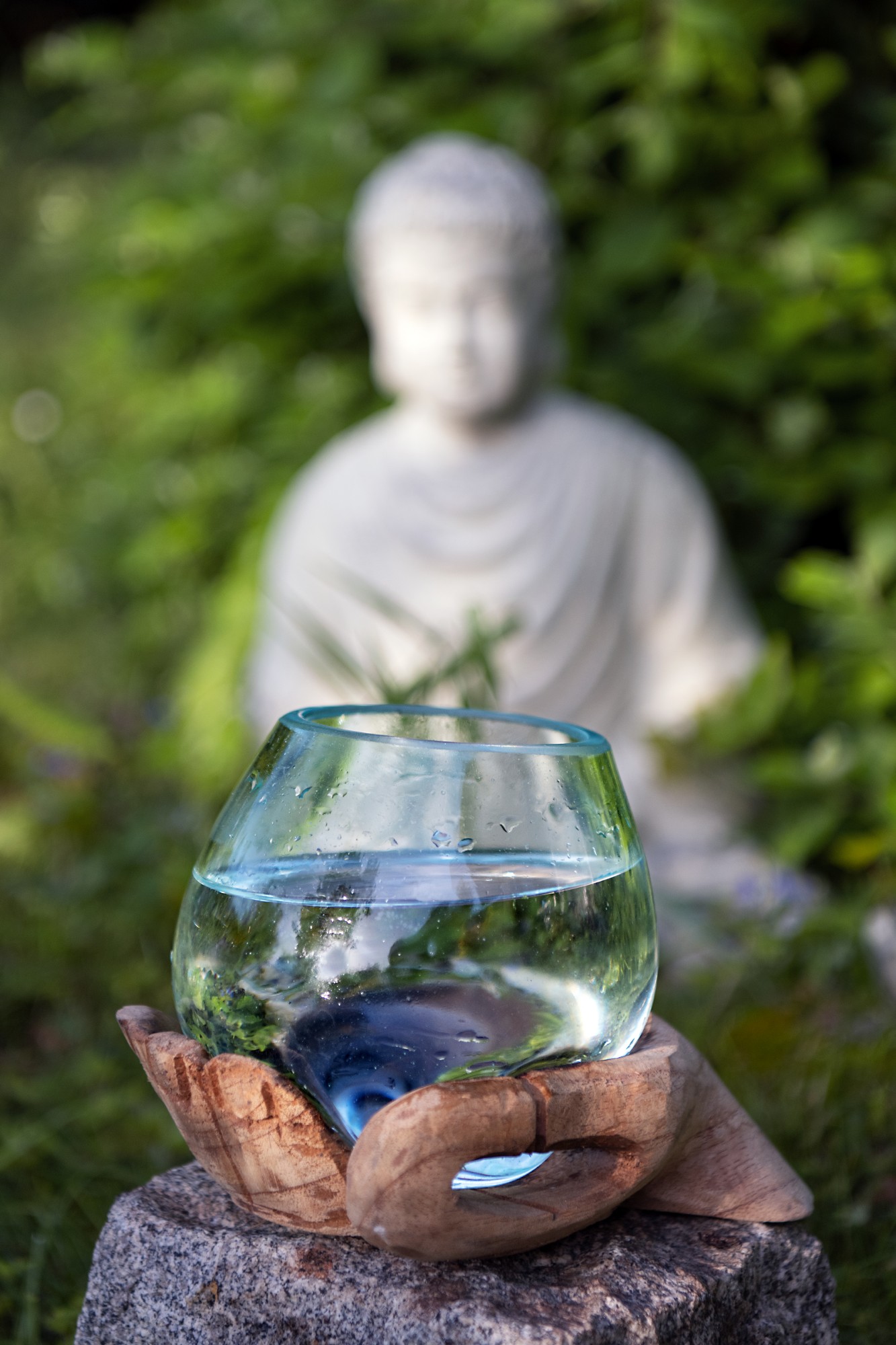 Glasvase auf Buddha-Hand, Suarholz, B 20 cm, T 13,5 cm, H  ca. 16 cm von fischer's lagerhaus