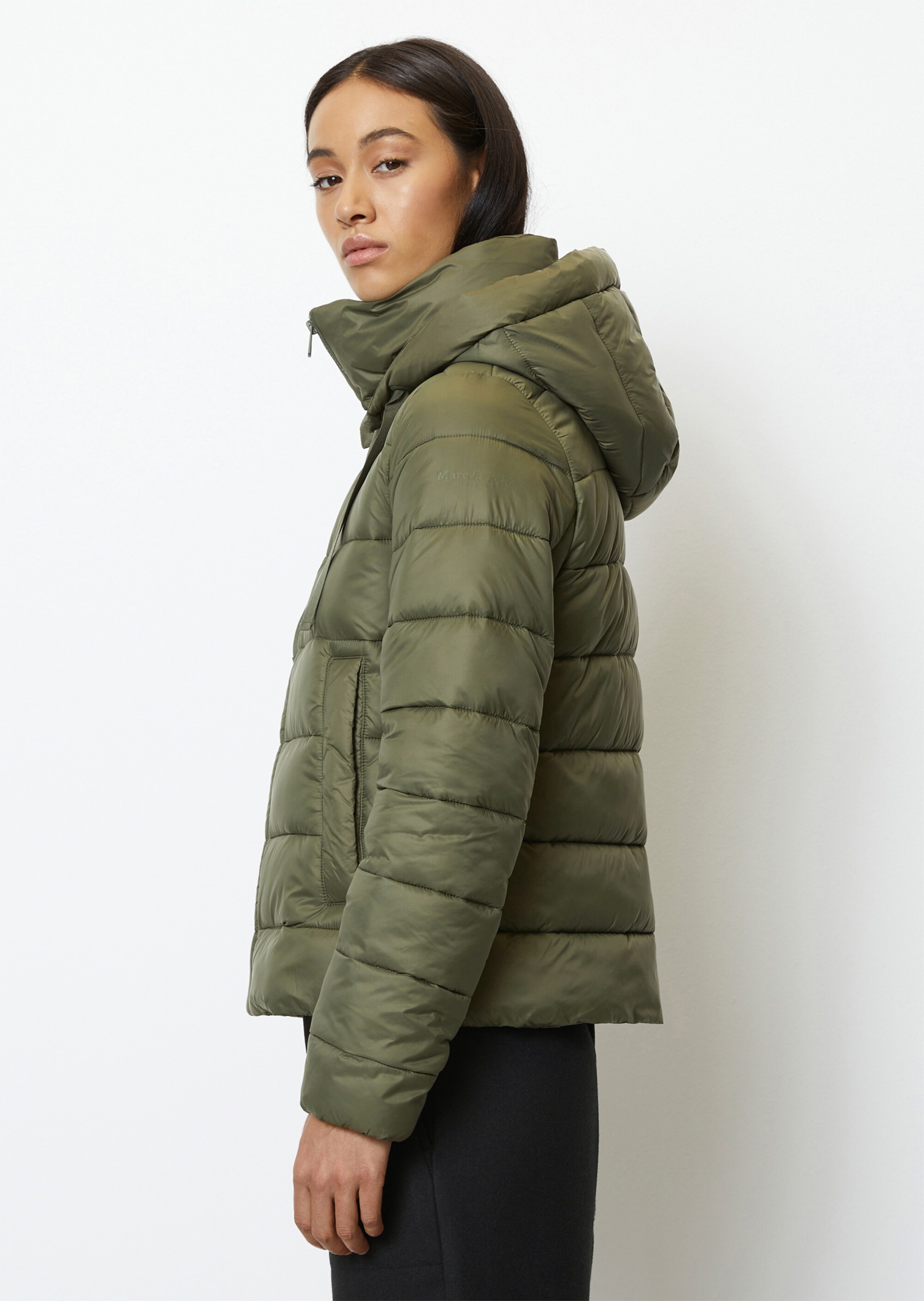 Leichte Kapuzen-Steppjacke regularaus recycelten Materialien