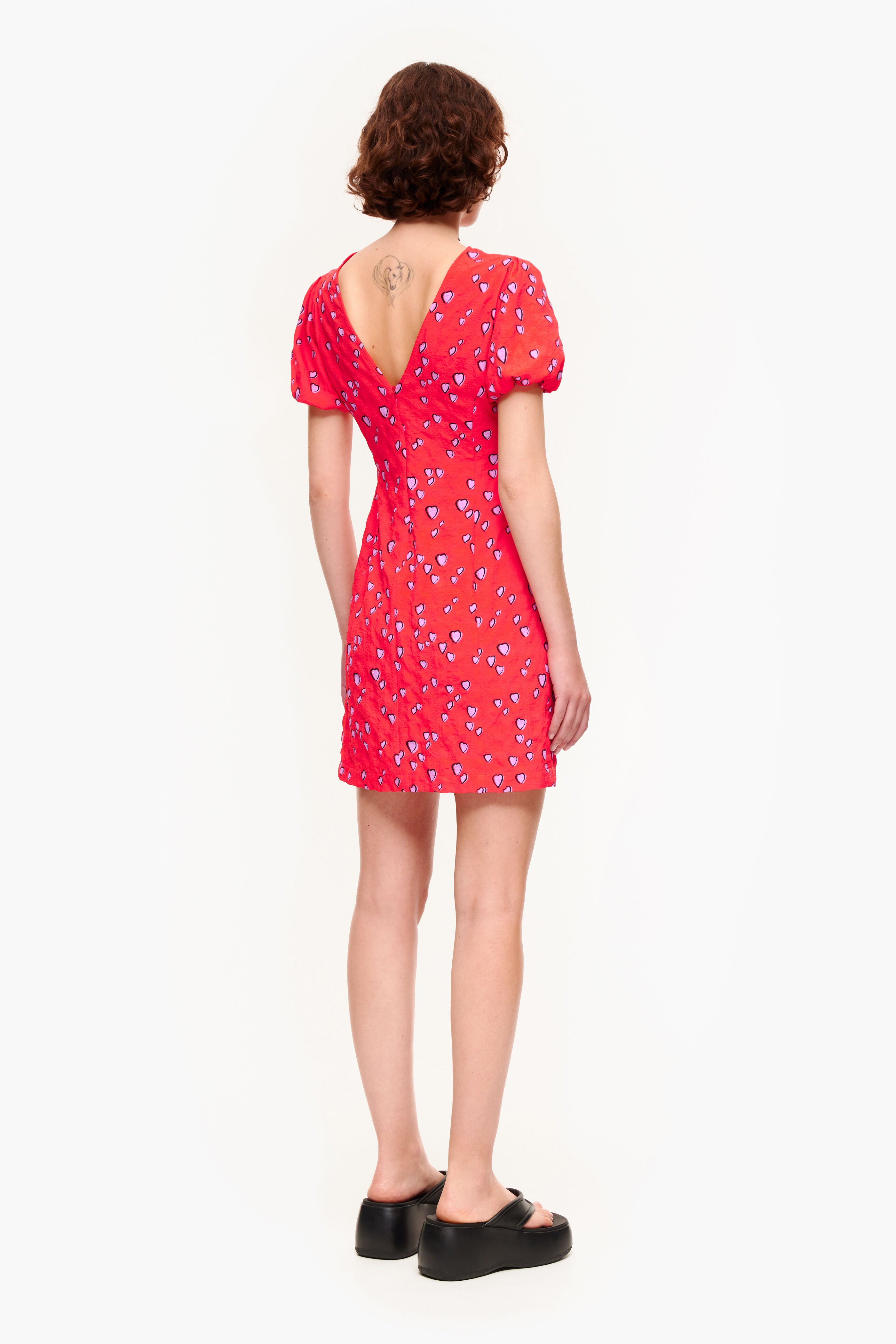 Vestido curto vermelho com estampa de corações pequenos