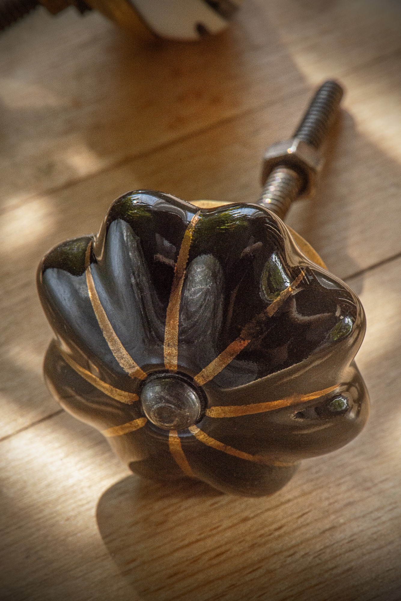 Keramik Möbelknopf 'Blume', handglasiert, schwarz, Ø 4 cm günstig bestellen