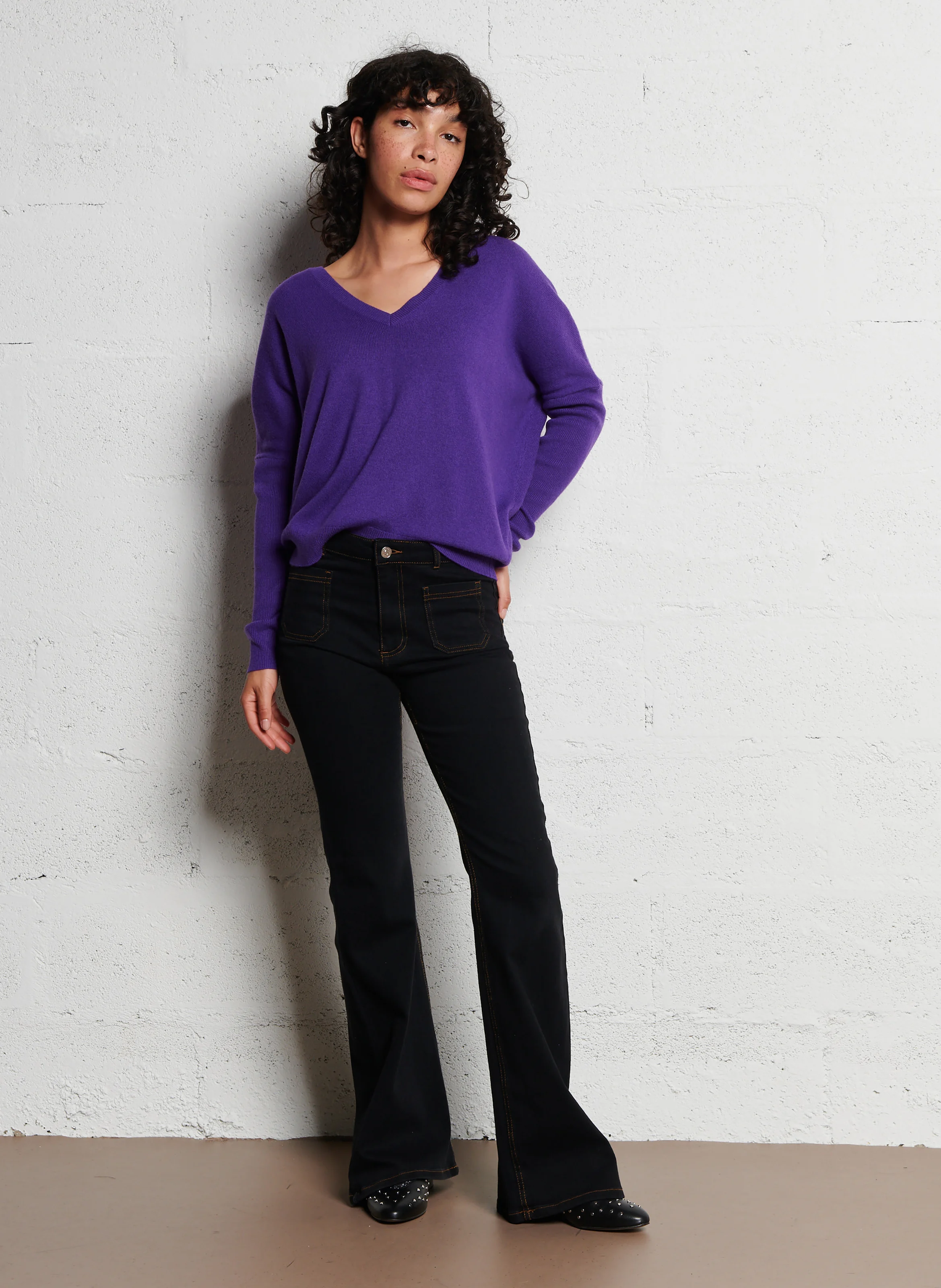 AUROLA - Pull ample col V à strass en laine et cachemire | Violet
