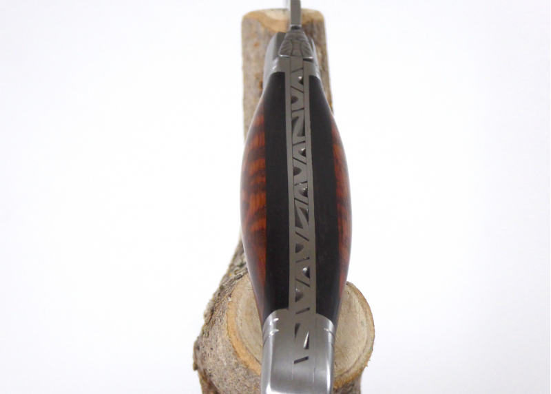 Couteau Laguiole bombé avec un manche en Ebène et Amourette et mitres inox