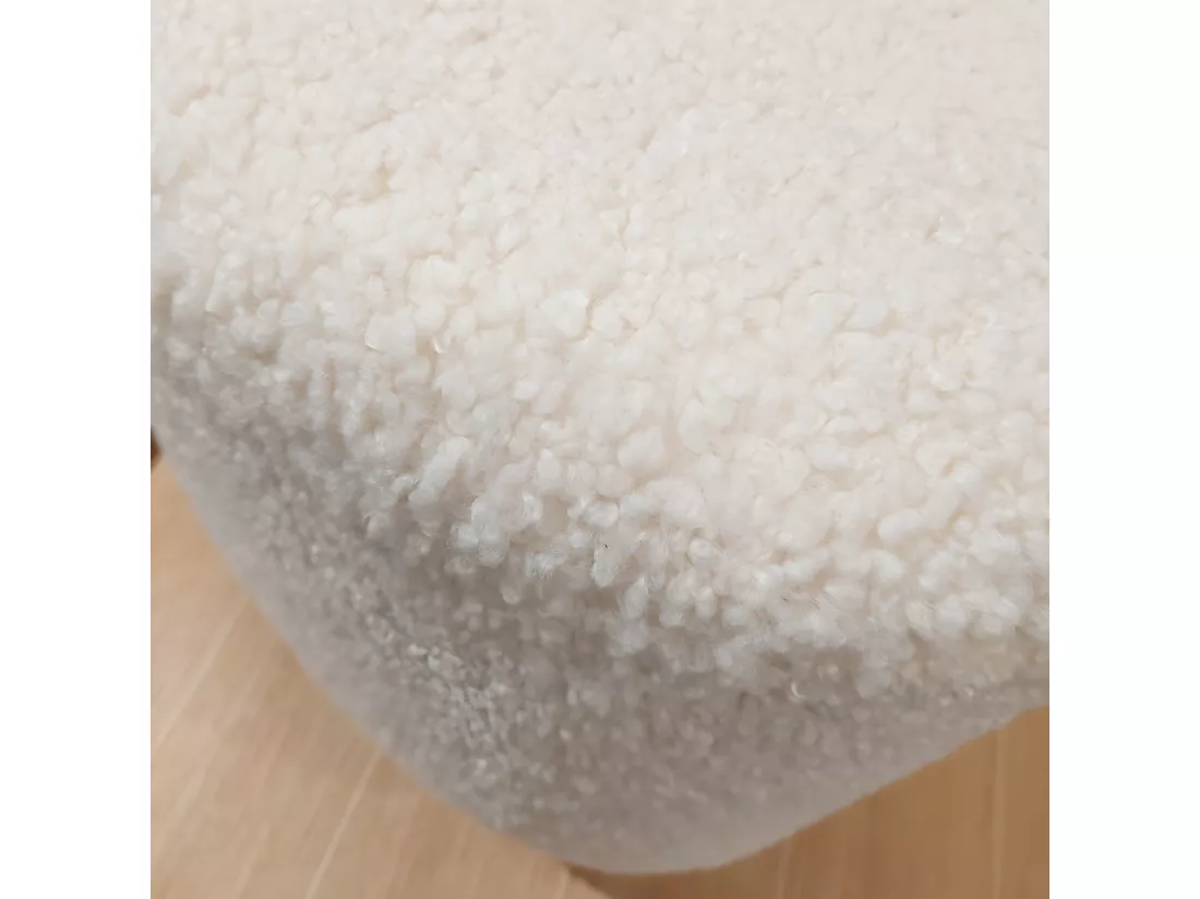 Pouf en tissu bouclette écru imitation laine et pieds en bois - SHAUN