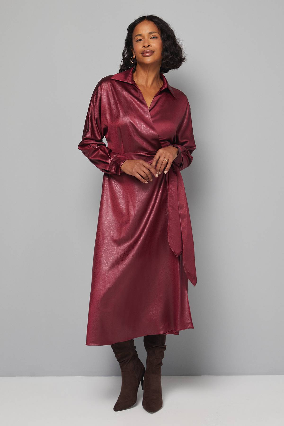 Wallis Robe Midi Portefeuille en Satin Texturé