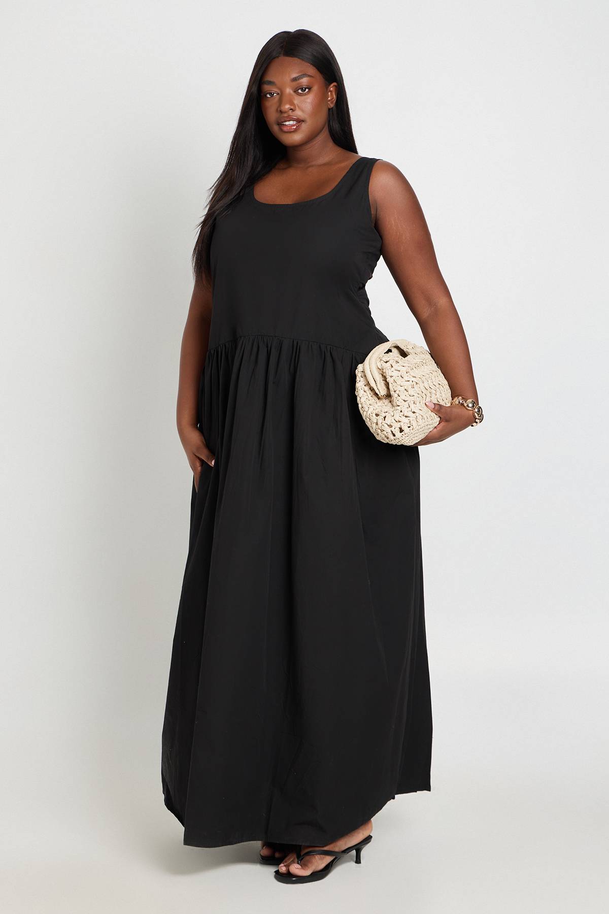 boohoo Robe Maxi Plissée En Popeline De Coton Grande Taille