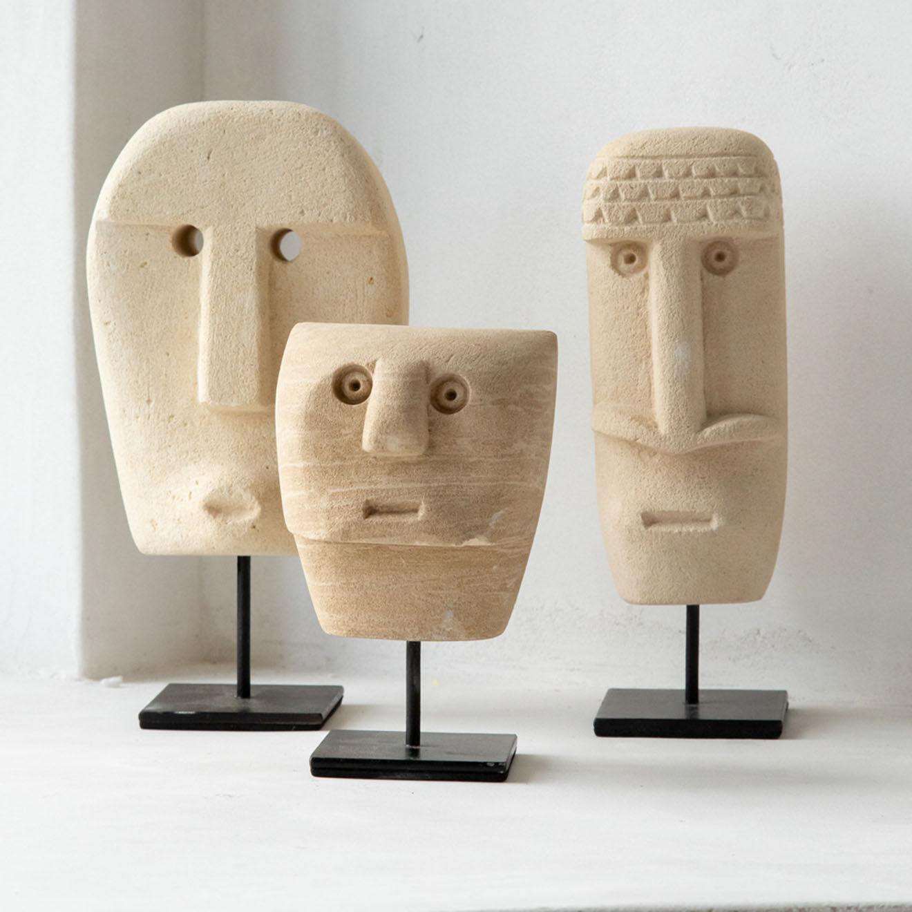 Bazar Bizar Statue de pierre Sumba sur pied naturel - 5x6x19 cm