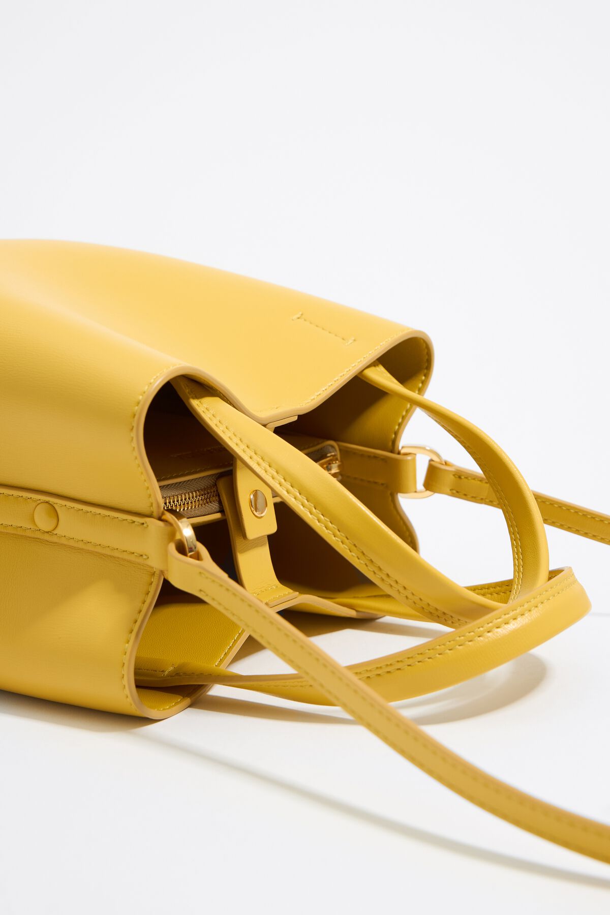 Bolsa pequena de couro amarelo com estampa de Chihuahua