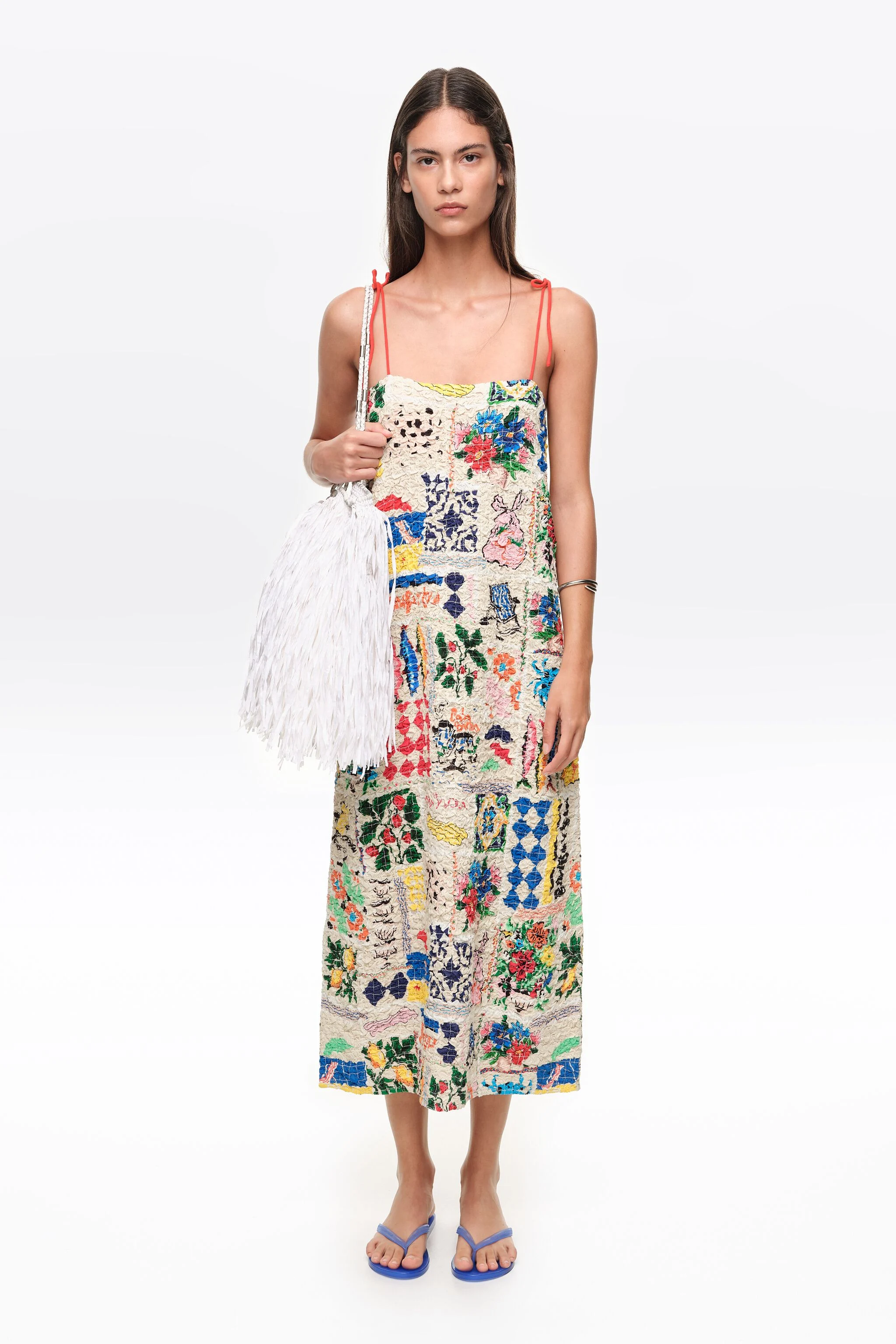 Vestido de verão com patchwork, franzido e alças finas.