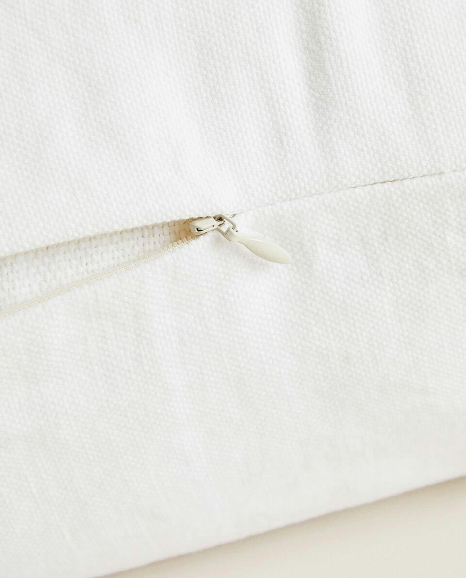 CAPA DE ALMOFADA COM COSTURA DETALHADA