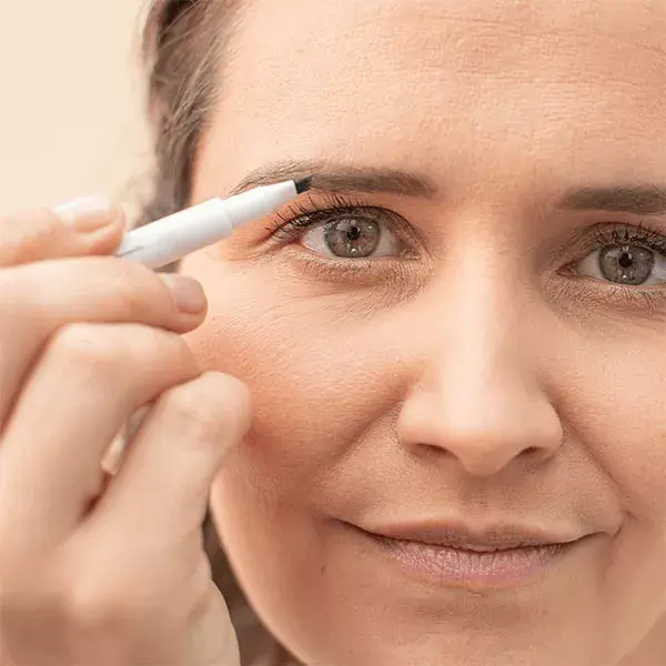 Até mesmo a caneta de feltro para sobrancelhas de 7g