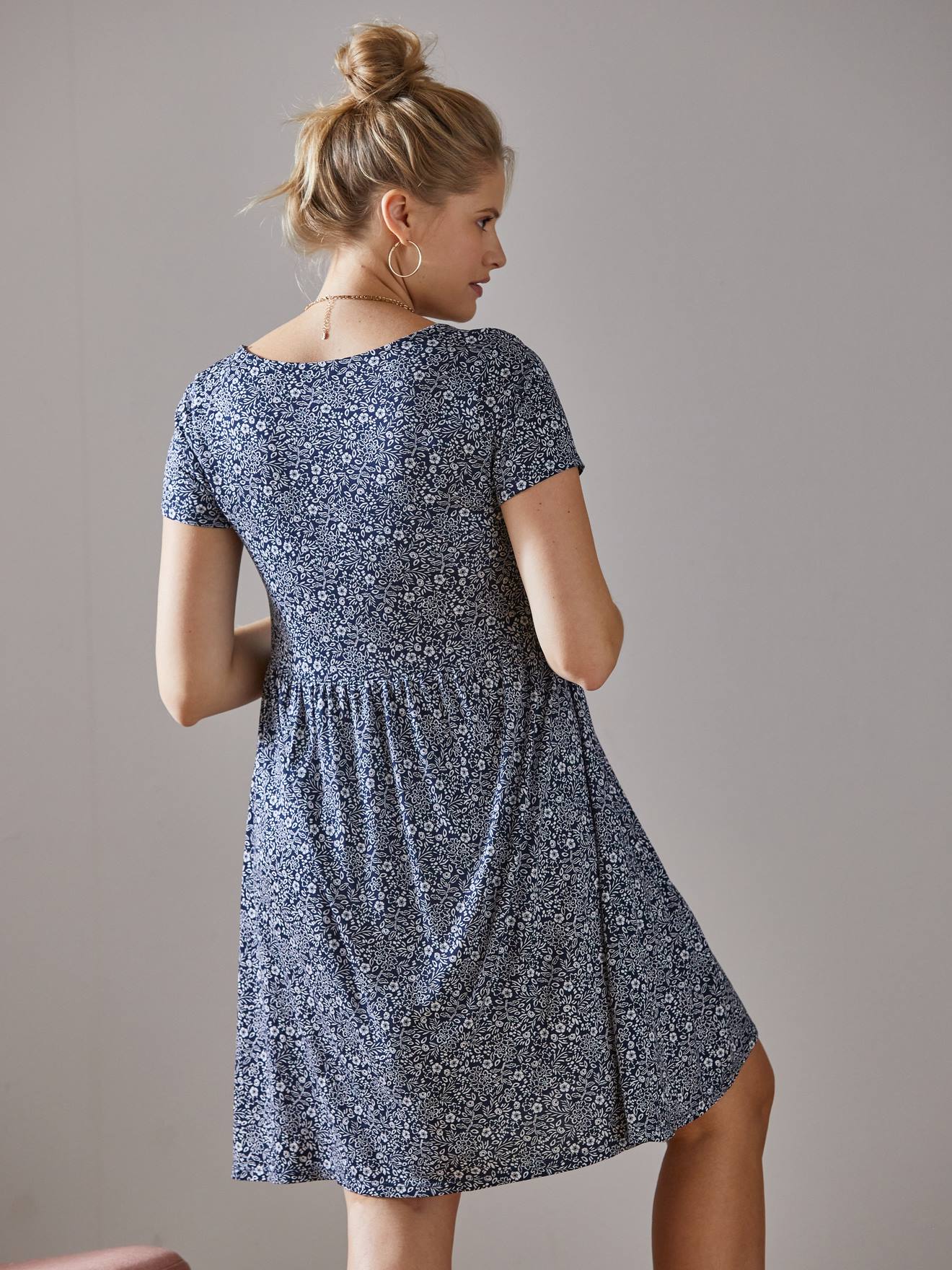 Vestido fluido e adaptável para gravidez e amamentação, preto liso.