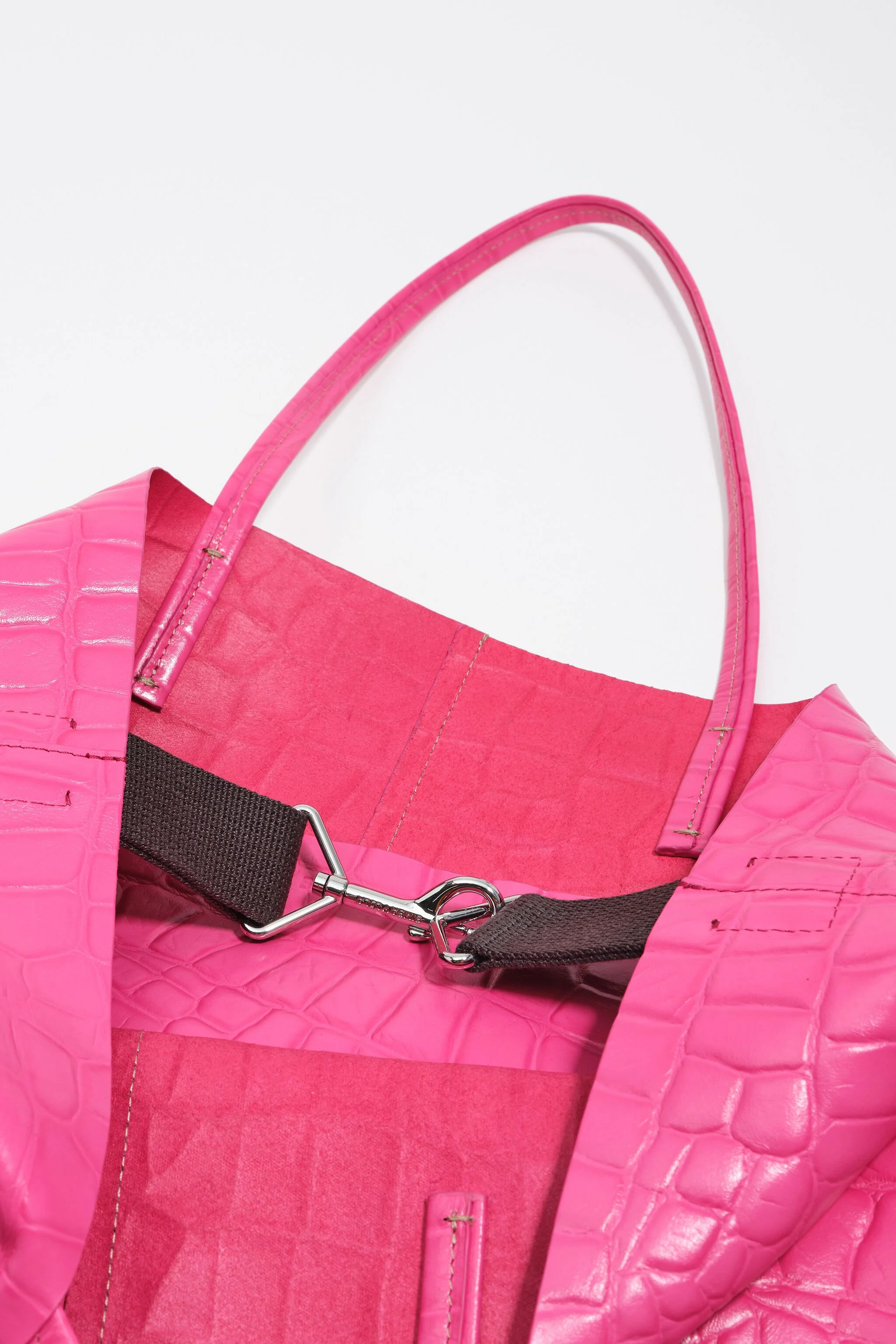 Bolsa grande de compras em couro fúcsia com estampa de crocodilo.