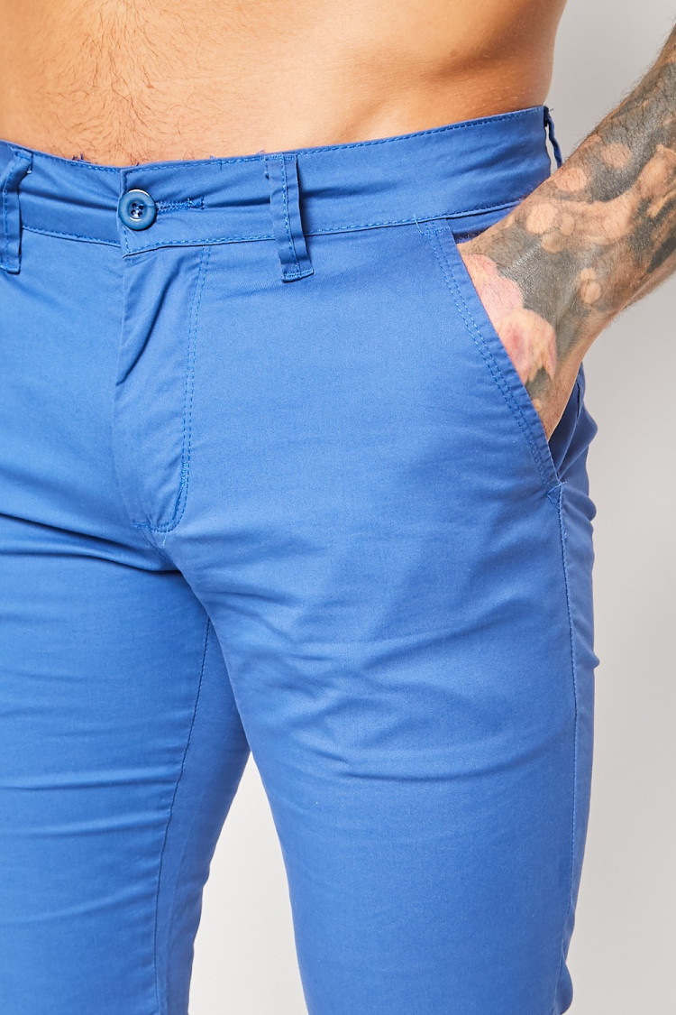 Short chino bleu électrique