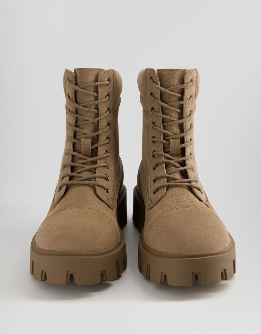 Botas de cano curto com cadarço e sola tratorada em COURO para homem