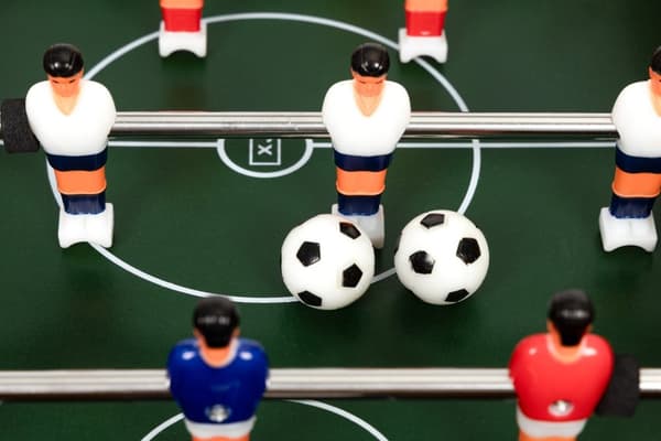 Mini bordfotball for barn, to baller og guider