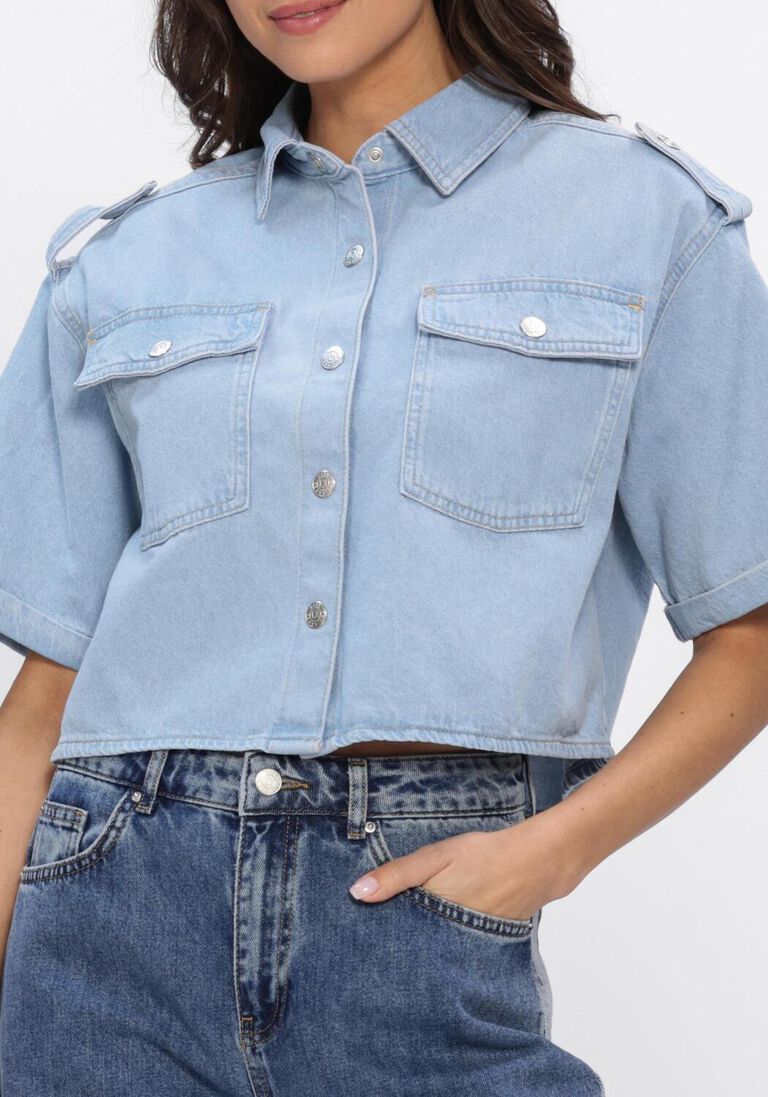lichtblauwe alix the label blouses ladies woven flowy denim shortsleeve blouse
