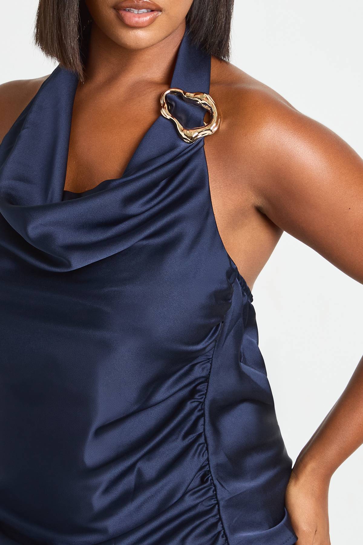 boohoo Top En Satin À Col Licou Avec Bordure Dorée Grande Taille