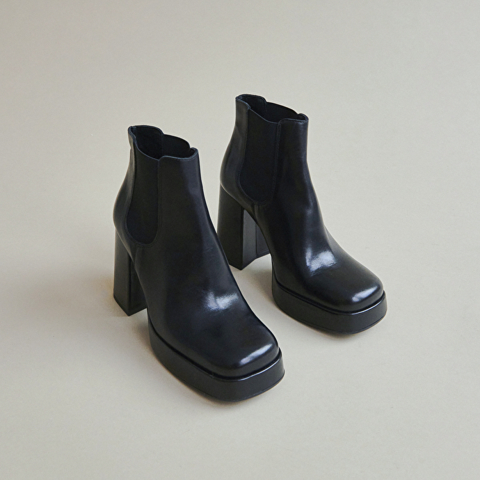 Boots à plateformes et bouts carrés  en cuir noir