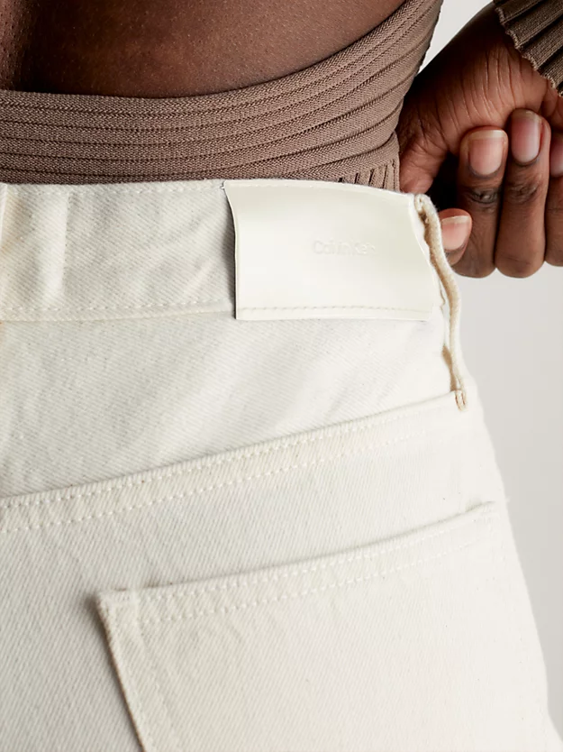 Calça jeans de cintura alta e corte afunilado
