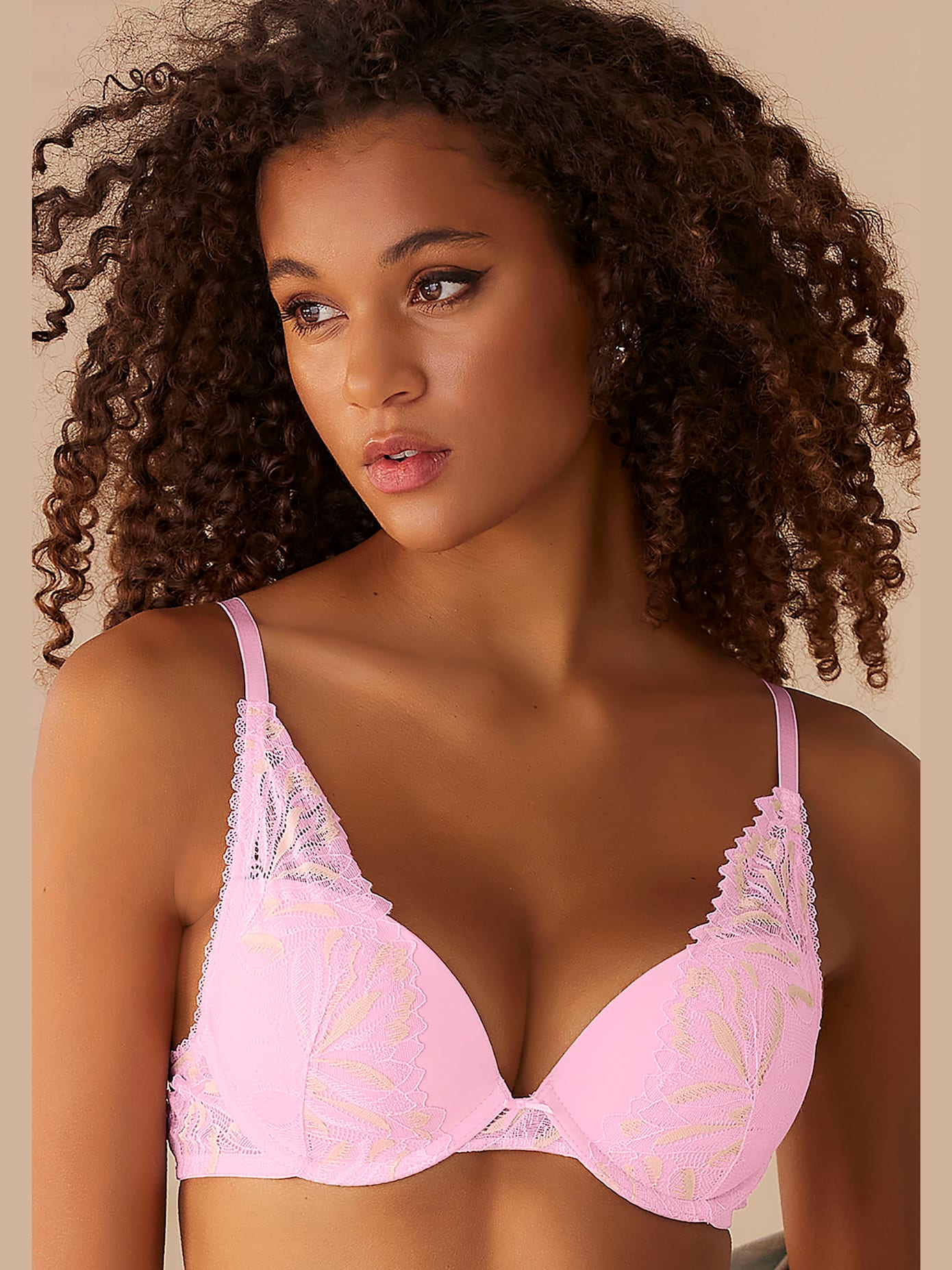 Soutien-gorge super push-up féminin avec coques sans couture et coussinets intégrés