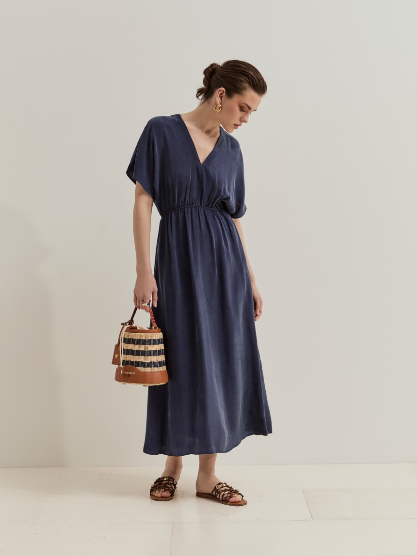 Vestido com manga morcego curta em cupro