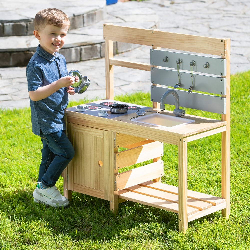 Lehmküche aus Holz mit Zubehör