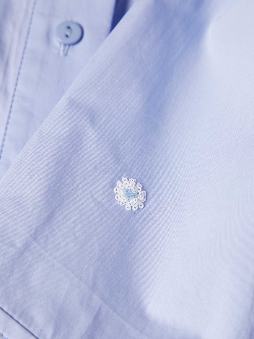 Camisa com flores bordadas em lantejoulas