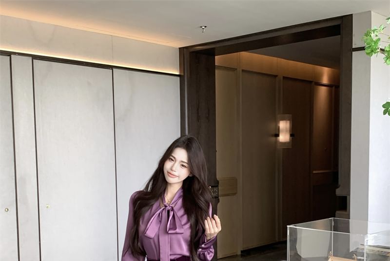 Metonymph - Blouse met lange mouwen en strikhals / Minirok van effen fluweel met hoge taille