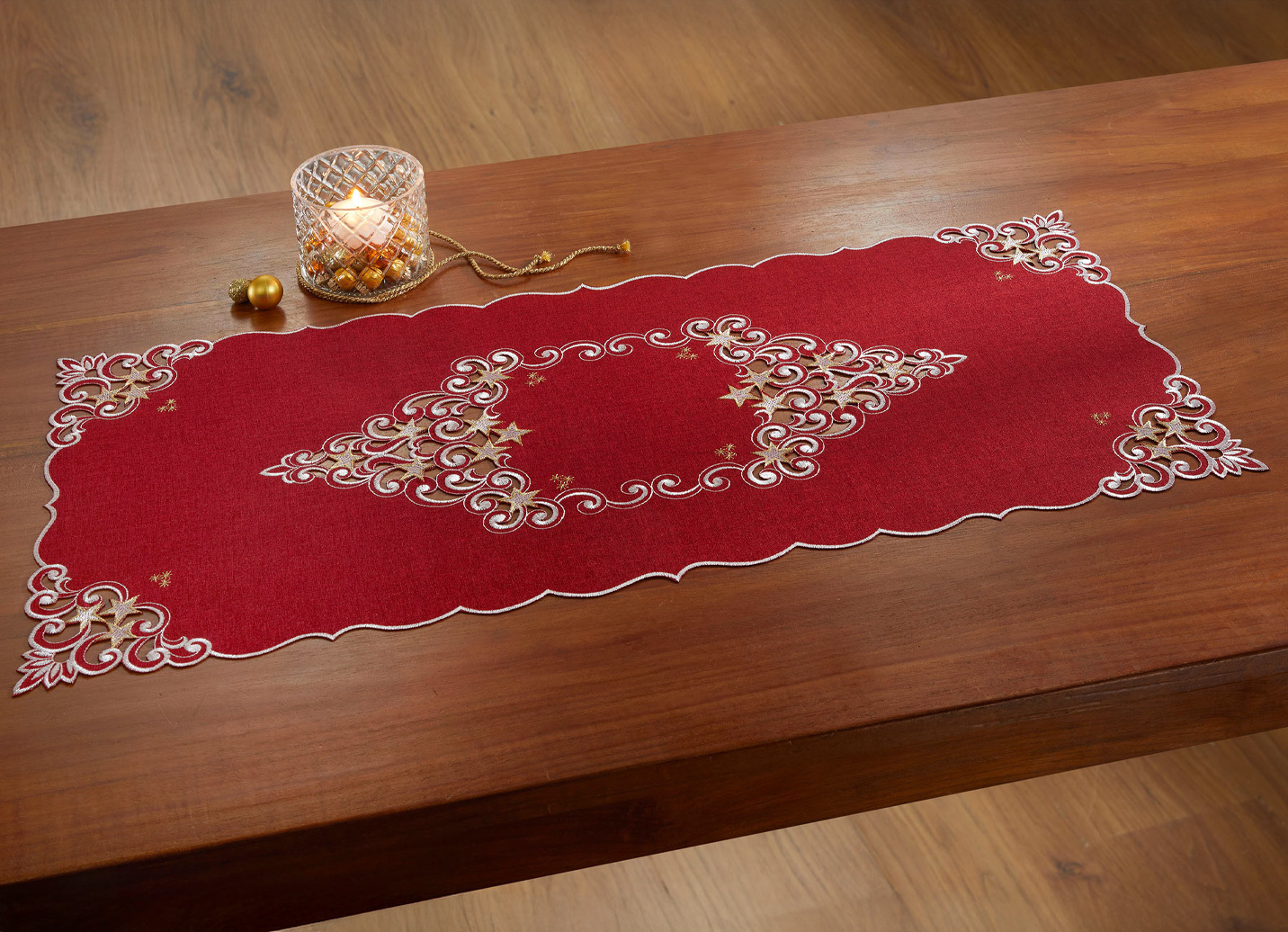 Tischdecke mit aufwendigen Stickereien