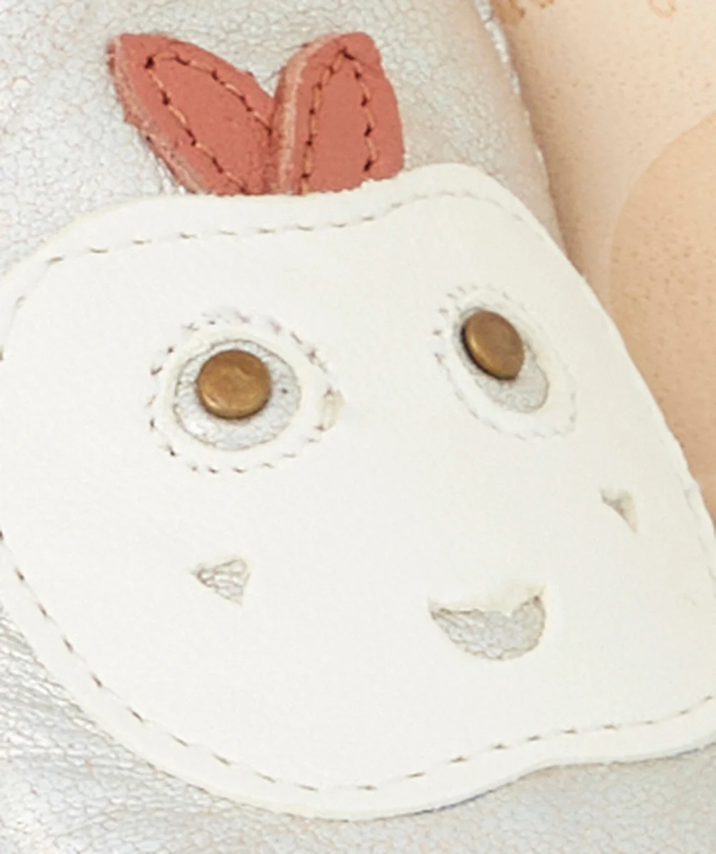 EASY PEASYCHAUSSONS EN CUIR COULEUR ARGENTÉE AVEC POMME
