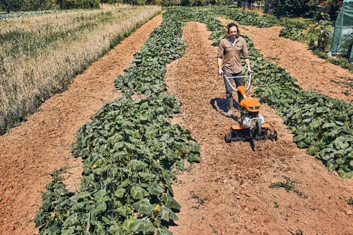 STIHL Motorhacke MH600 ideal für Arbeiten auf großen Flächen und schwierigem Gelände – Arbeitsbreite 78 cm und zwei Vorwärtsgänge und ein Rückwärtsgang